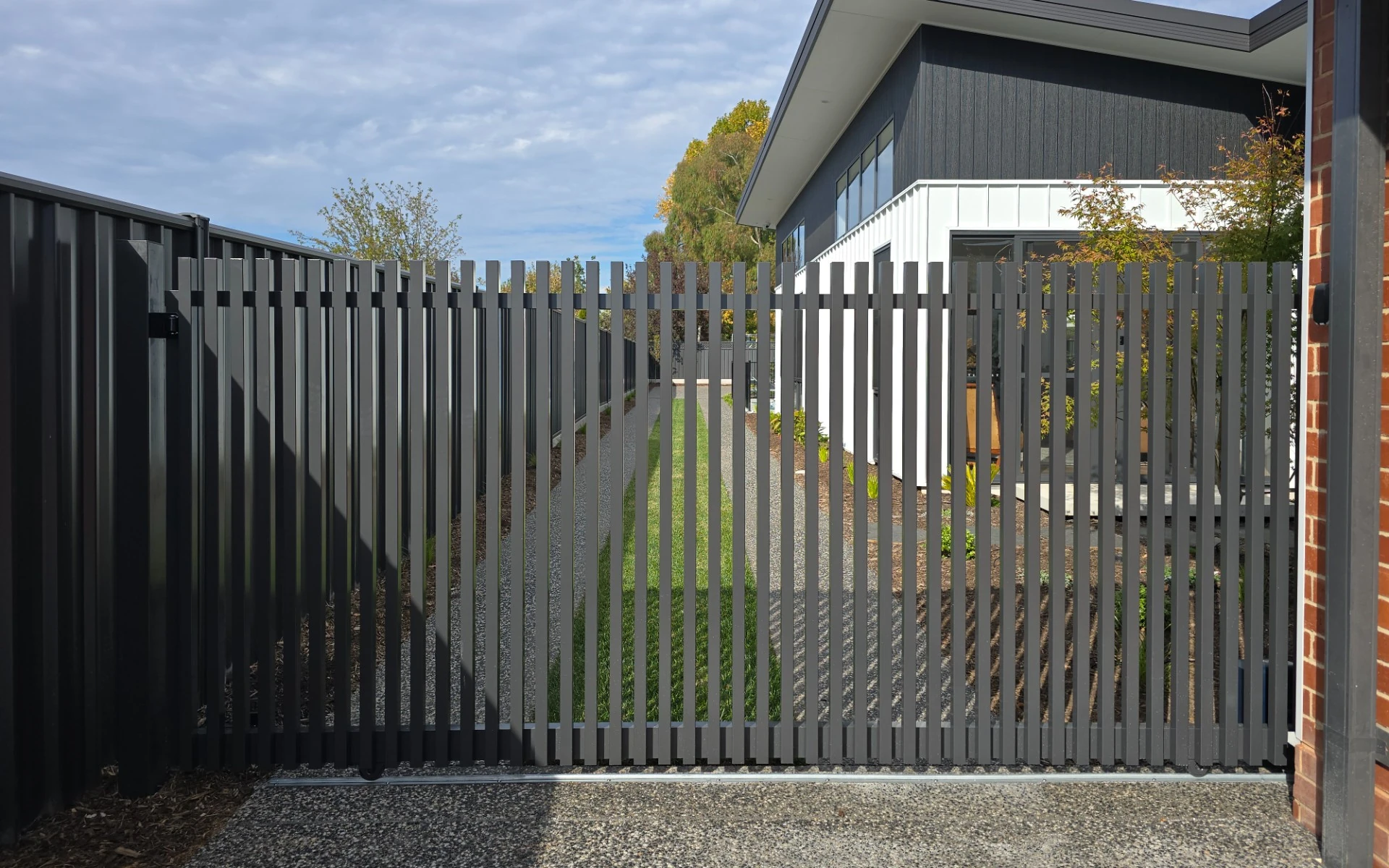 Heriton residential sliding driveway gate