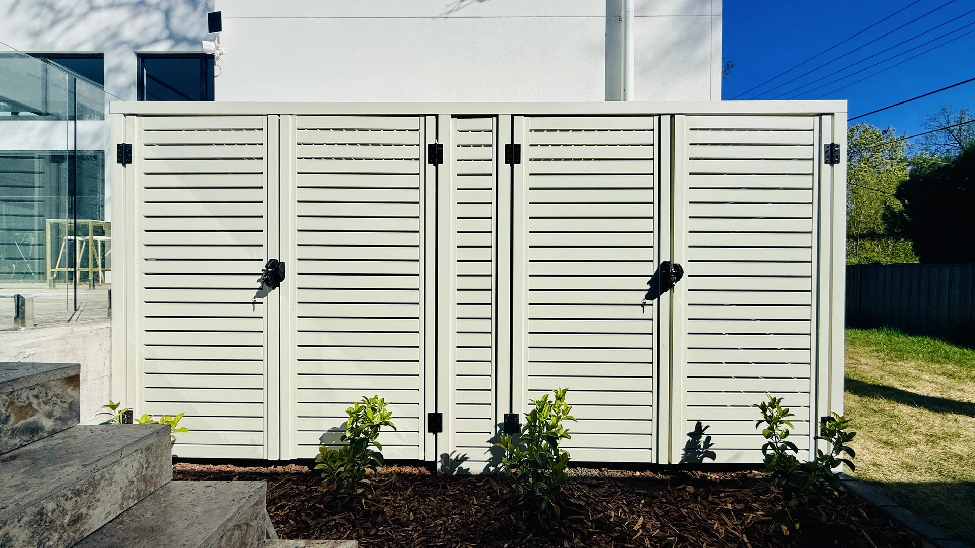 Deakin Residential — Sandy White Slat Residential project in Deakin ACT, photo 1