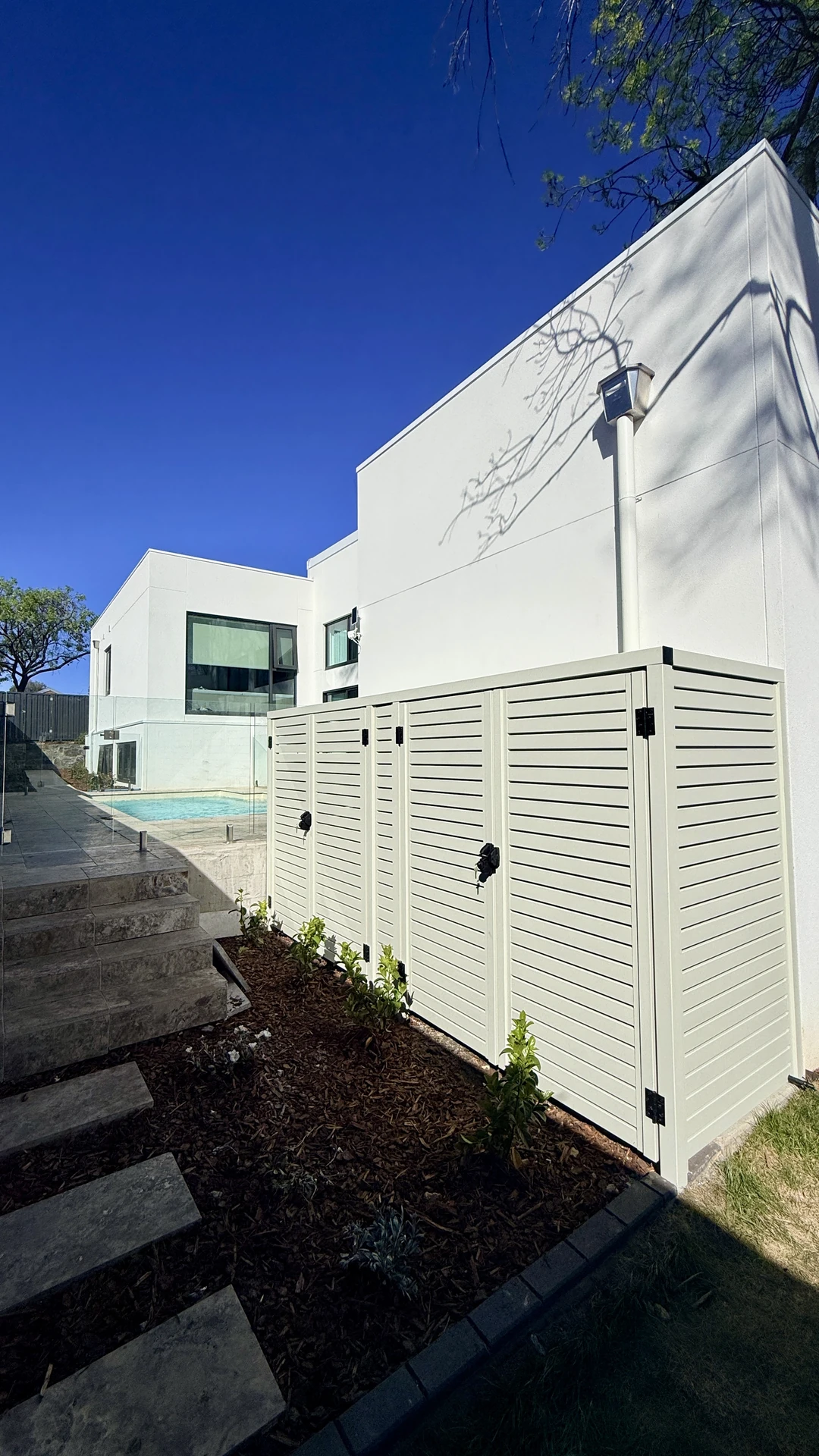 Deakin Residential — Sandy White Slat Residential project in Deakin ACT, photo 2