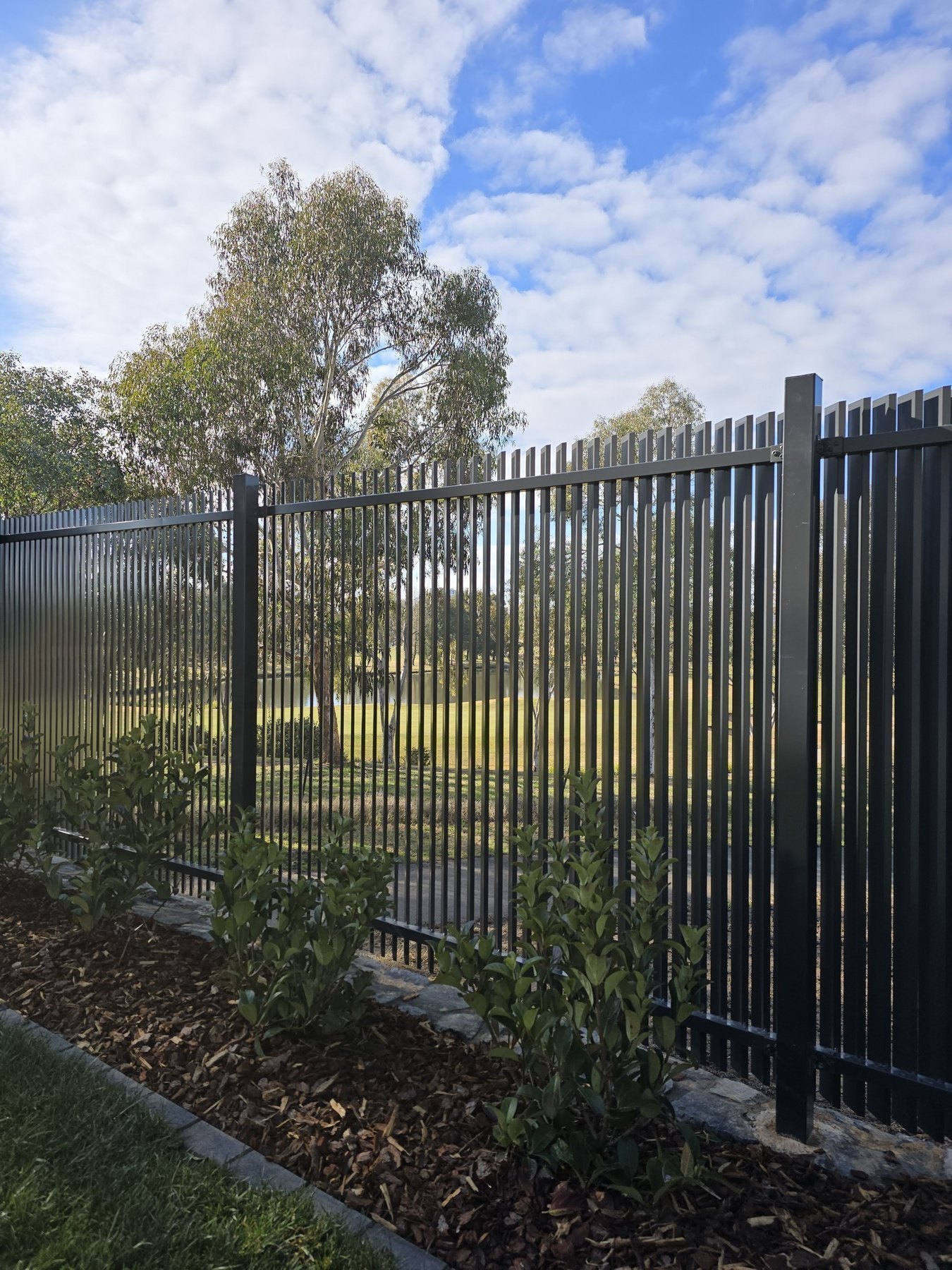 Aluminium louvre privacy panel with horizontal blades